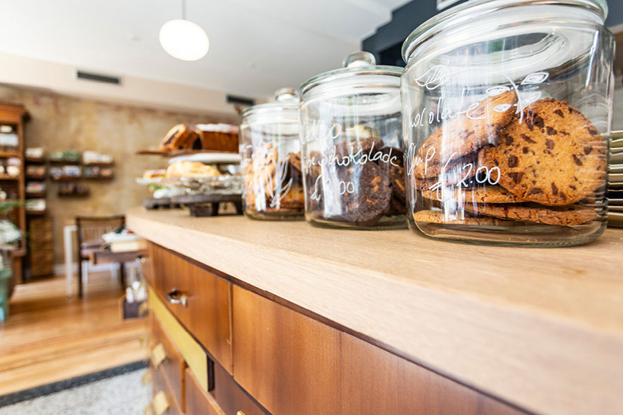 Objekteinrichtung & Ladenbau - Warenpräsentation - in Hamburg von der Möbeltischlerei woodendesign feine Möbel | Schreiner Tischler Hamburg individueller Ladenbau Ladenbauer Design