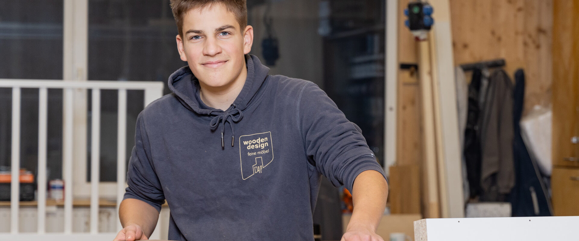 Oskar Deyß | Tischler-Azubi in Ausbildung bei der Möbeltischlerei woodendesign feine Möbel in Hamburg - Jan Korf & seine Mitarbeiter Möbelmanufaktur Tischlerei Schreiner Schreinerei Möbeltischler Tischlermeister